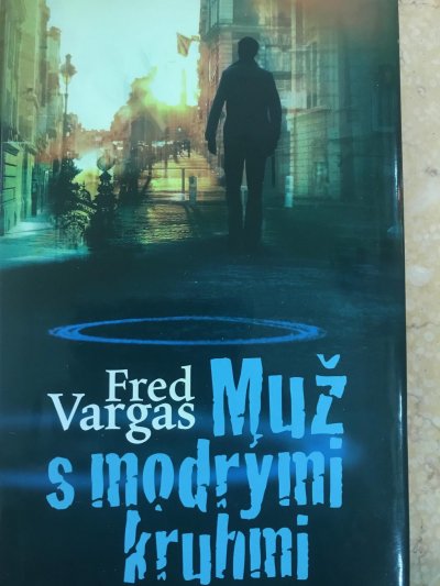 Muž s modrými kruhmi