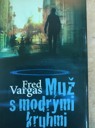 Muž s modrými kruhmi