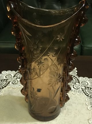 Váza z hnedého skla