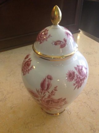 Porcelánová váza s vrchnákom