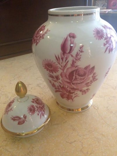 Porcelánová váza s vrchnákom