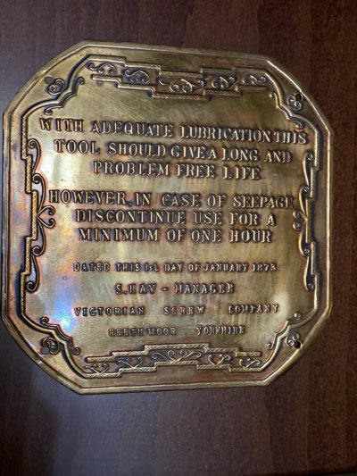 Mosadzná tabuľka (Victorian screw Company)
