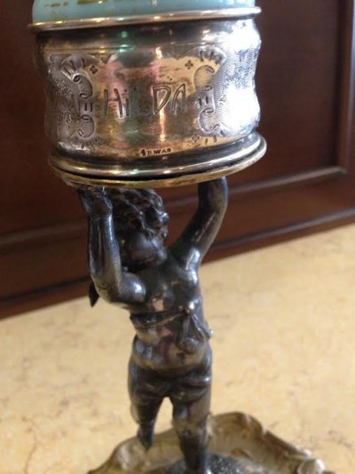 Figurálna vázička