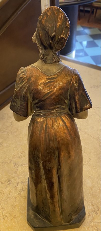Žena s krhlou