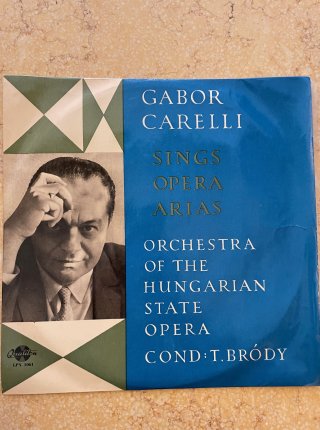Gabor Carelli Sings Opera Arias